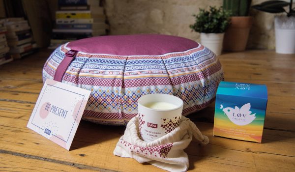 coffret de méditation avec tisane, une bougie et un coussin