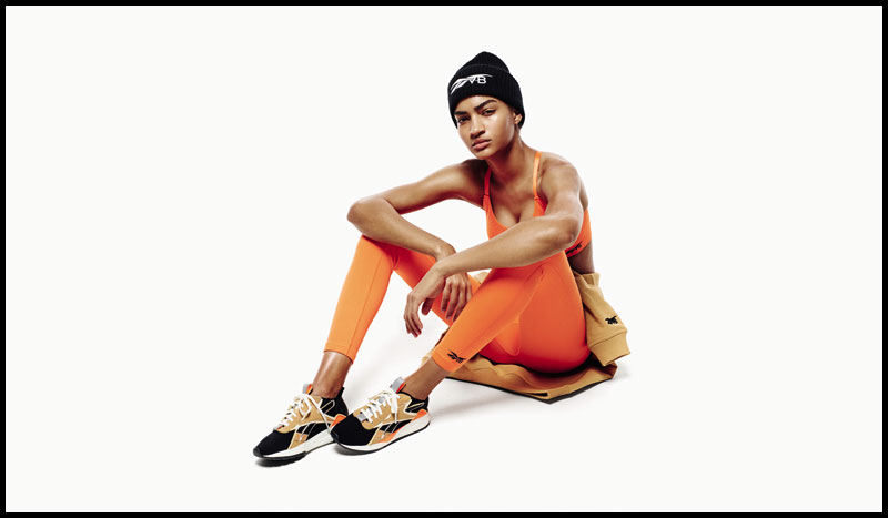 Reebok collabore avec Victoria Beckham pour créer une ligne de vêtements de sport à l'esprit 90's.
