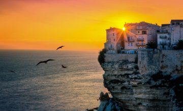 La corse est une destination idéale pour y passer des vacances.