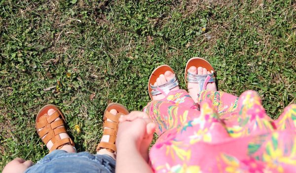 Certaines sandales sont adaptées pour l'apprentissage de la marche