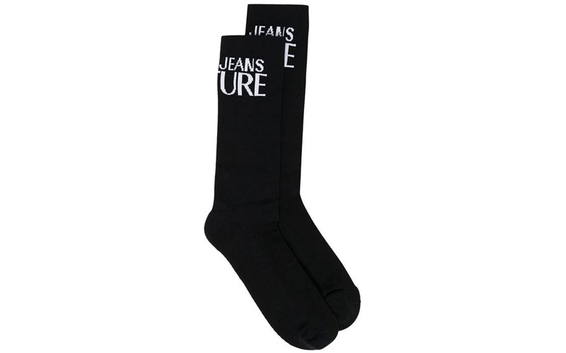 10-paires-de-chaussettes-tendance-cette-saison-versace-jeans-couture