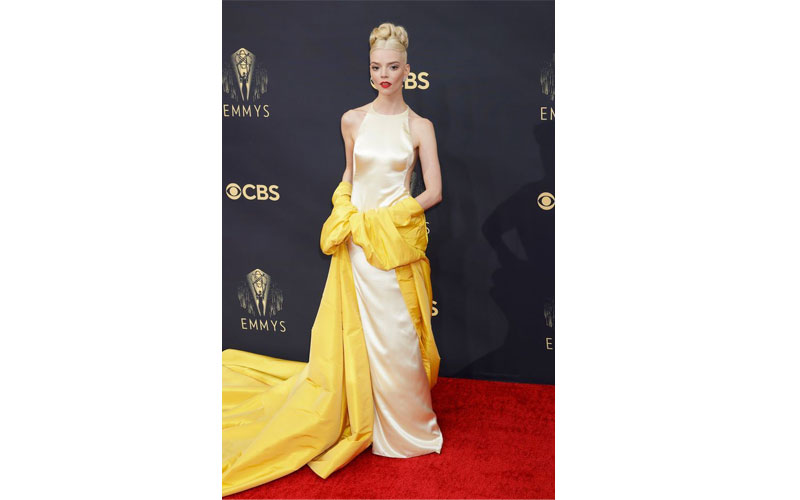 Les-looks-des-Emmy-Awards-2021-qu’il-ne-fallait-pas-manquer-Elle-ANY-TAYLOR