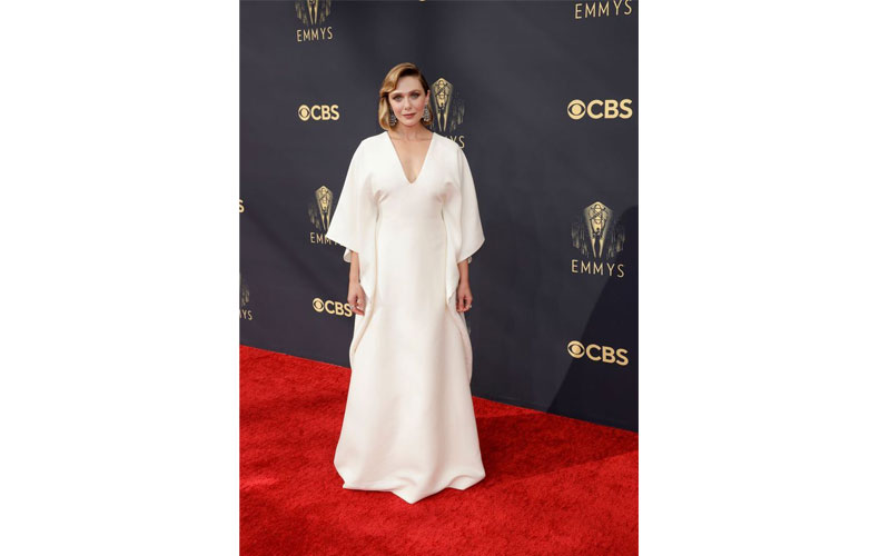 Les-looks-des-Emmy-Awards-2021-qu’il-ne-fallait-pas-manquer-Elle-ELIZABETH-OLSEN