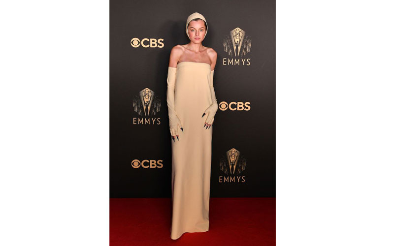 Les-looks-des-Emmy-Awards-2021-qu’il-ne-fallait-pas-manquer-Elle-EMMA-CORRIN