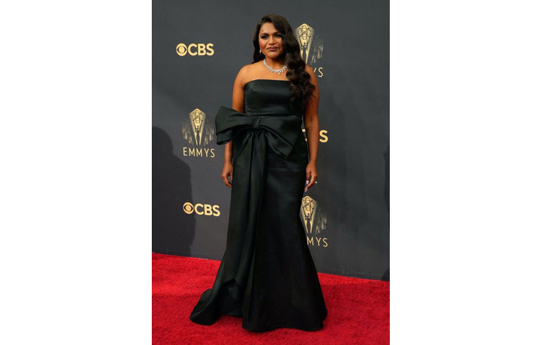 Les-looks-des-Emmy-Awards-2021-qu’il-ne-fallait-pas-manquer-Elle-MINDY-KALING