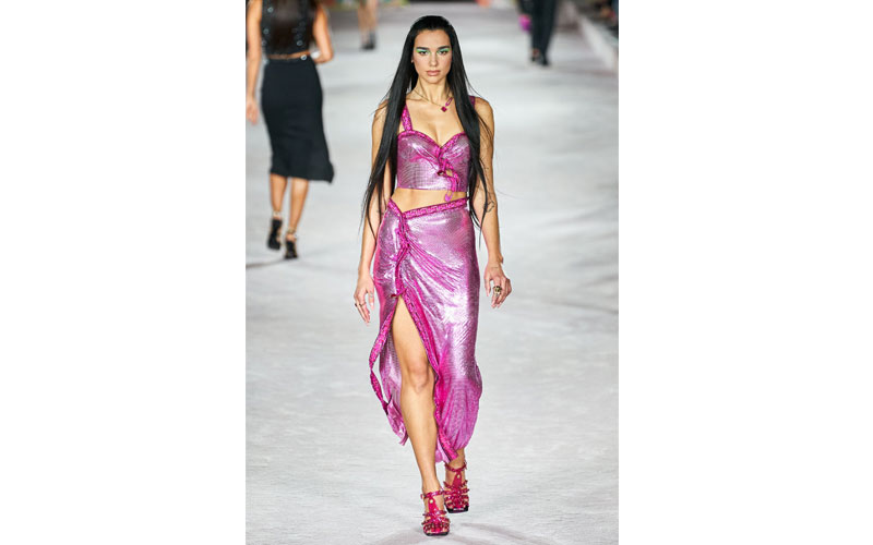 Paris-Fashion-Week-2021-Versace-Vogue-2