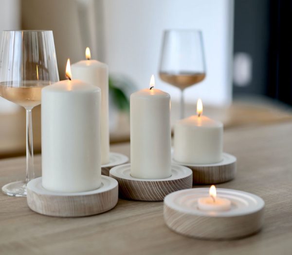 photo décoration avec bougies allumées dans les tons blanc et beige