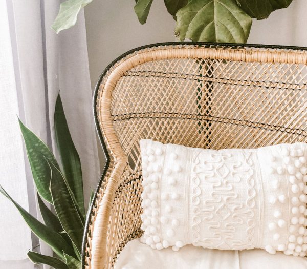 coussin blanc style boheme sur un fauteuil pour décoration intérieur