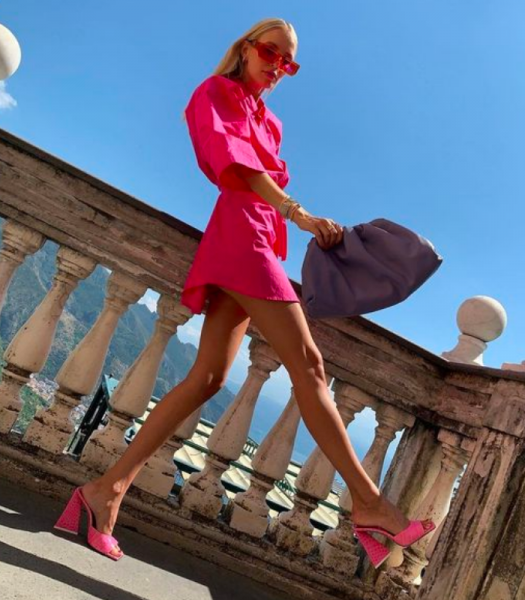femme robe rose fuschia couleur tendance vibrante printemps été 2022