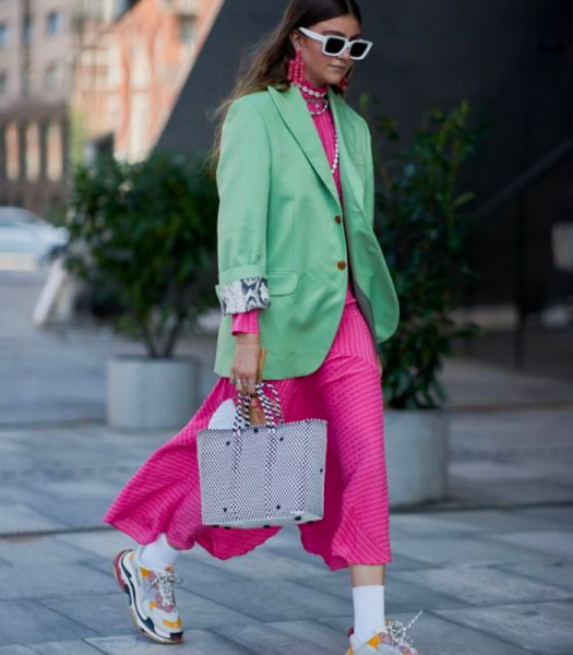 femme blazer vert menthe robe rose framboise couleurs sorbet tendances printemps été 2022