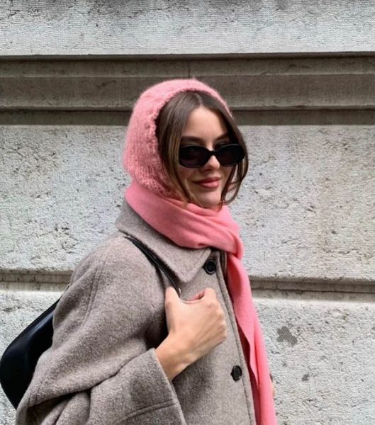 femme avec cagoule colorée balaclava rose tendance mode accessoire hiver 2022