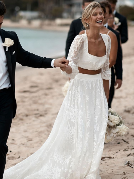 femme robe de mariée mariage à thème plage ambiance estivale