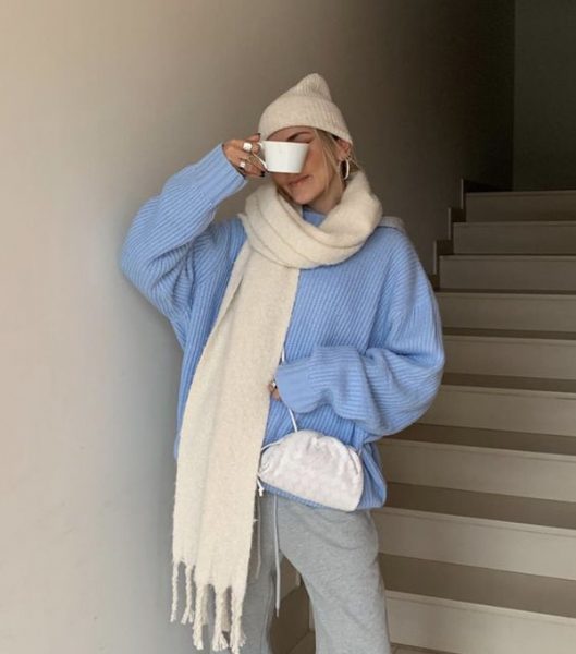 femme avec écharpe XXL oversize blanc crême tendance mode accessoire hiver 2022