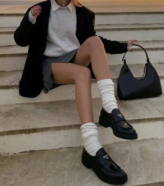 paire de guêtres blanche avec mocassins tendance mode accessoire hiver 2022